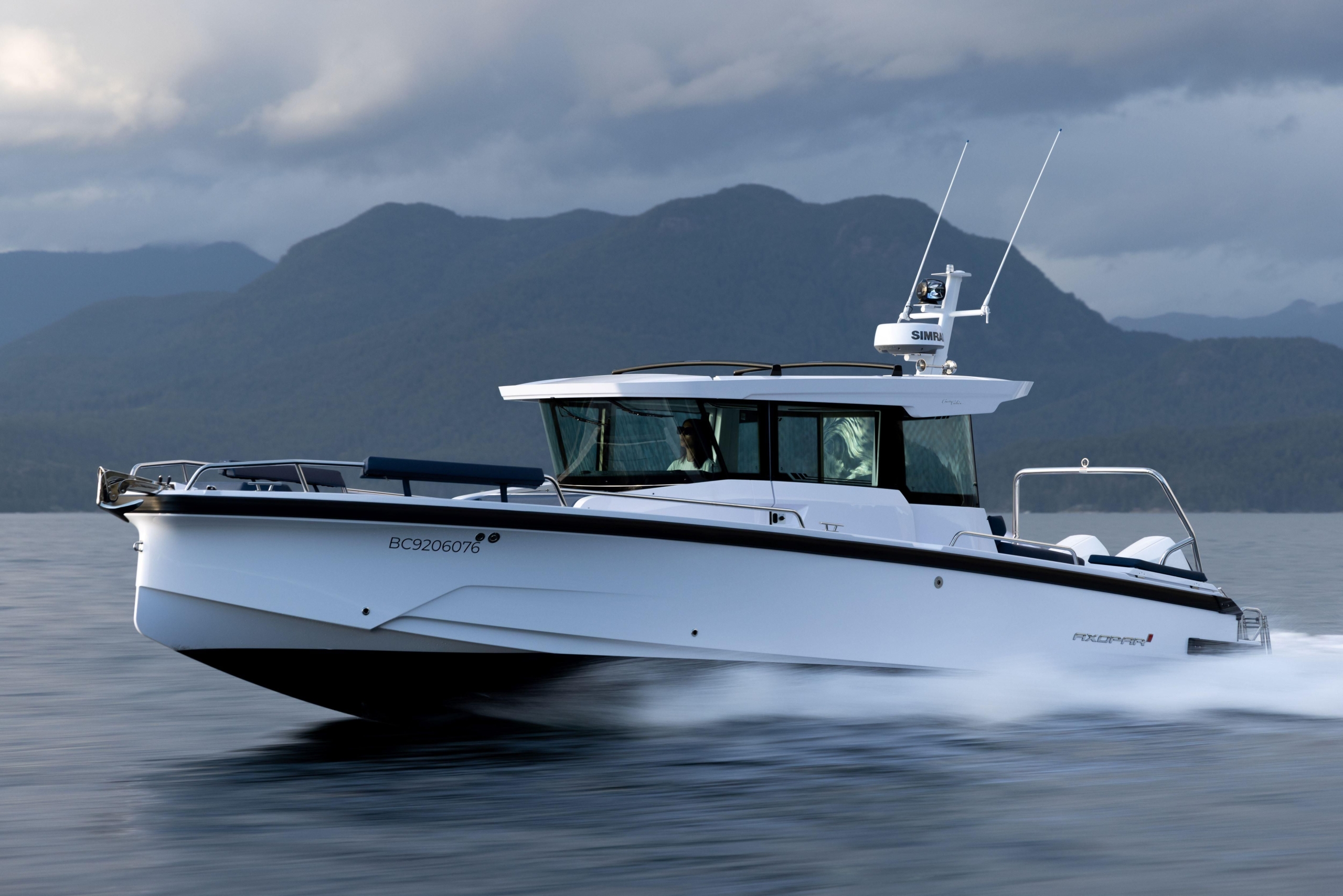 2025 AXOPAR 29XC CROSS CABIN- BENCH SEAT