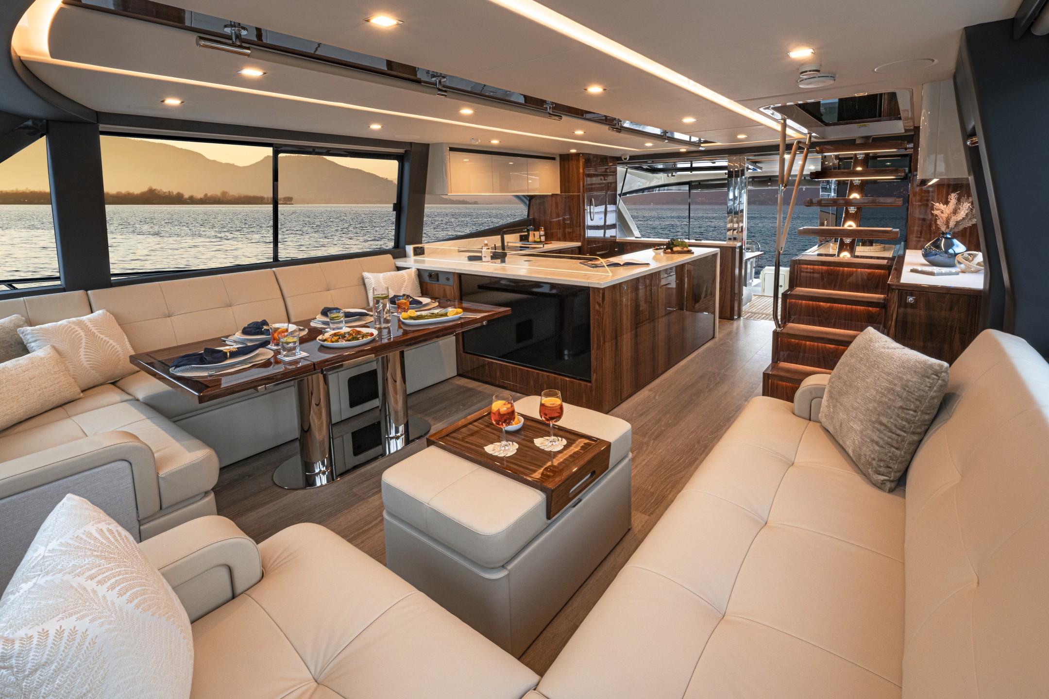 Riviera 64 Sports Motor Yacht SII Saloon 02