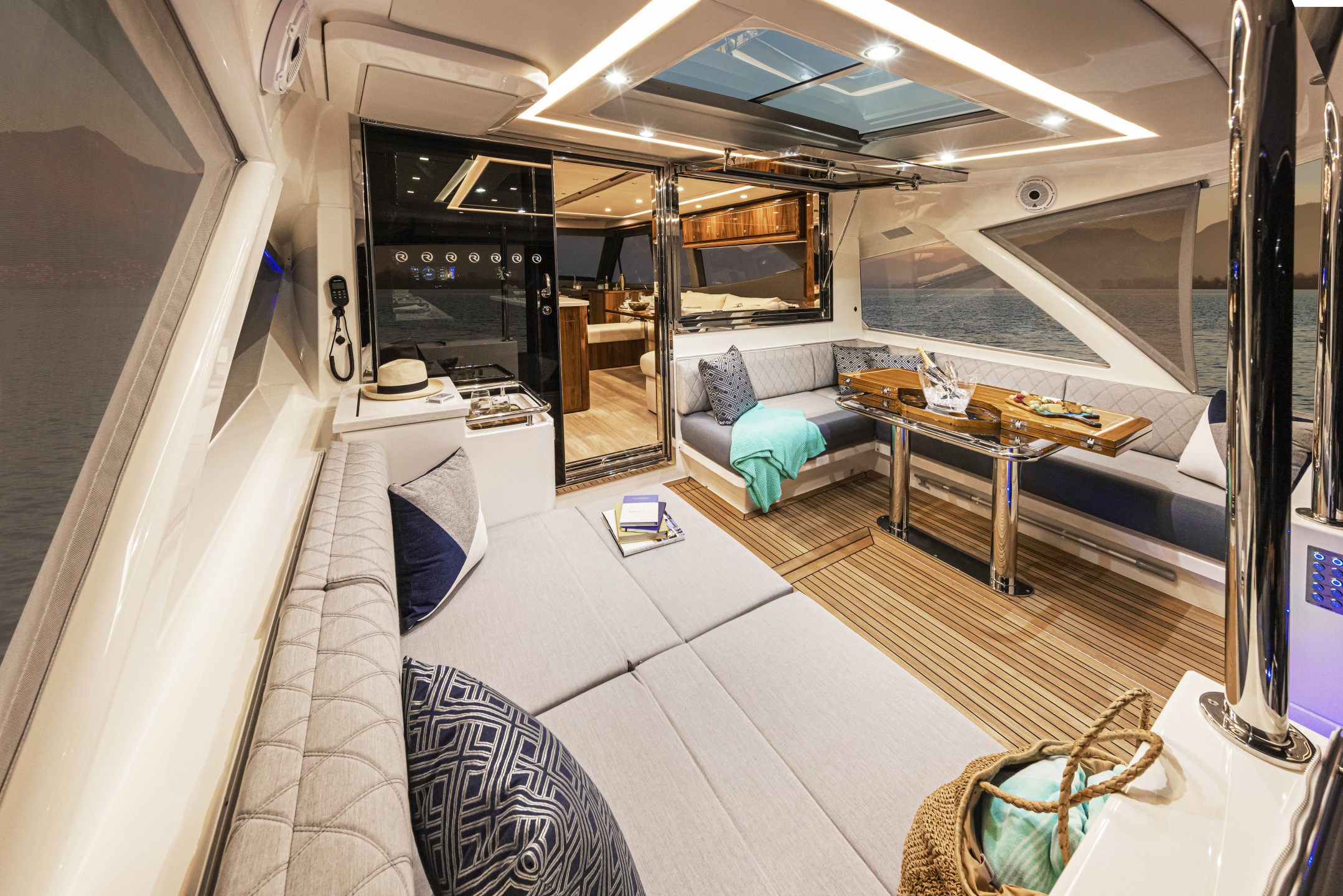 Riviera 645 SUV Alfresco 02 Daybed